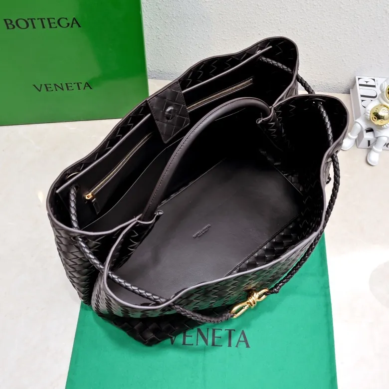 Batch 3760 #Bottega Veneta 2023 spring and summer new Andiamo handbag, many stars have the same style 🎈 Classic full-body leather weaving with golden knot buckle, stable and chic enough [satisfied] The whole body is made of Nappa sheep leather, comfortable, soft and dynamic. The sliding metal knot buckle can adjust the shoulder strap, single shoulder/handbag/crossbody, multiple carrying methods, large bag capacity, suitable for commuting/daily/traveling This bag is divided into small/medium/large sizes. There is always one that suits you, so take it with you🎀🎀 Size: 45*22*34, model: 5543#